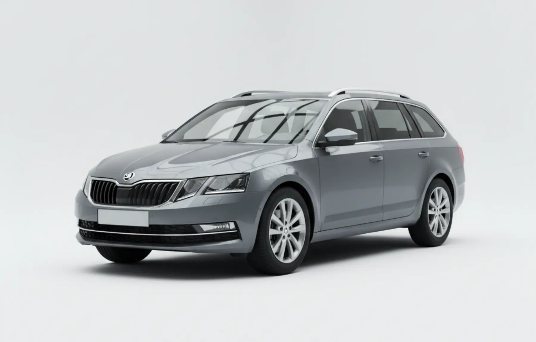 Сімейний ліфтбек Skoda Octavia сріблястого кольору на білому студійному фоні.